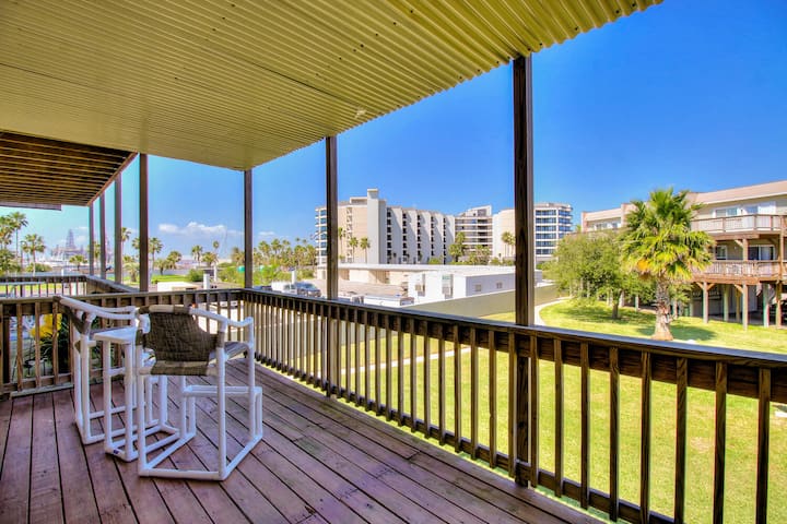 Boats slips, boat parking, fishing pier, pool!