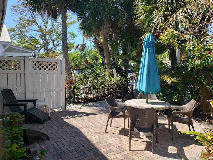 Steps to Beach & Siesta Key Village-Village condo