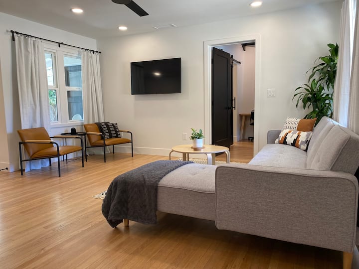 Eco Cottage: Firepit/ Bikes/ walk to Fair and DT
