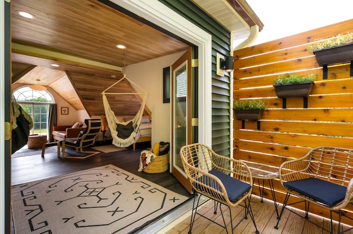 Village Tree House, walk to town & waterfront