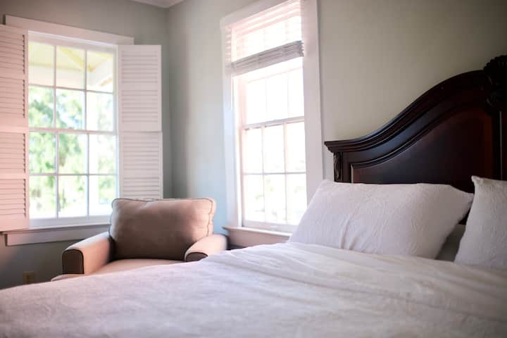Updated Victorian apt in heart of downtown +VIEWS!