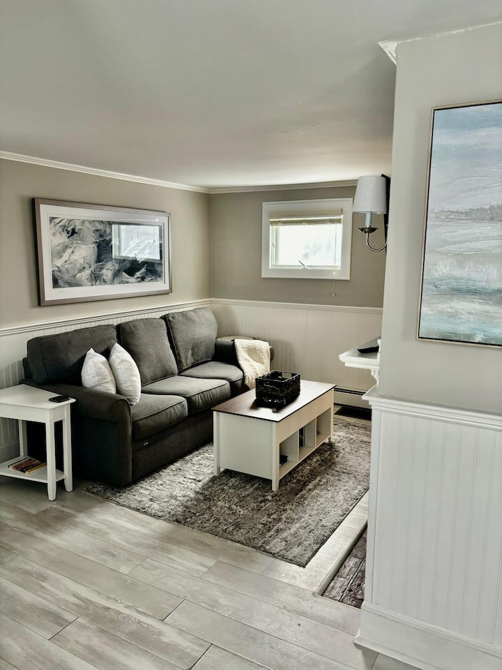 Fun cottage stay just off Hyannis Main Street
