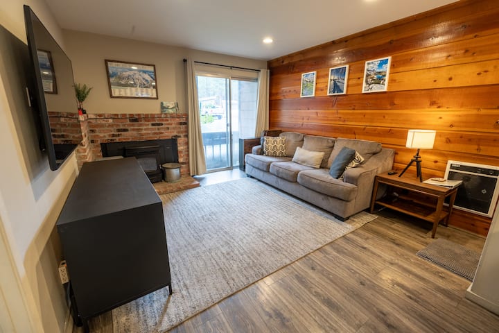 Cozy Cabin: 5 Mins to Eagle Lodge+Hot Tub & Sauna!