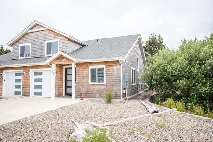 New Modern Townhouse, only short walk to the beach