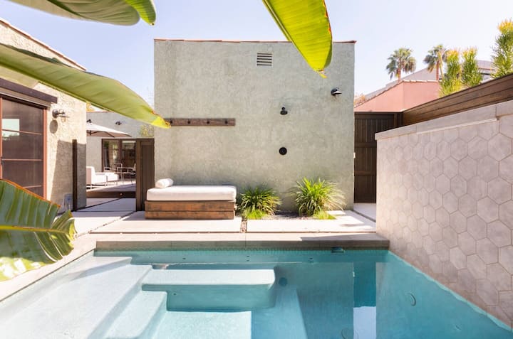 LA Center with Your Own Private Hot Tub / Spool
