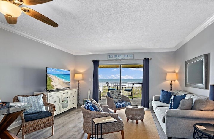 Oceanfront Paradise, Steps from the Beach!