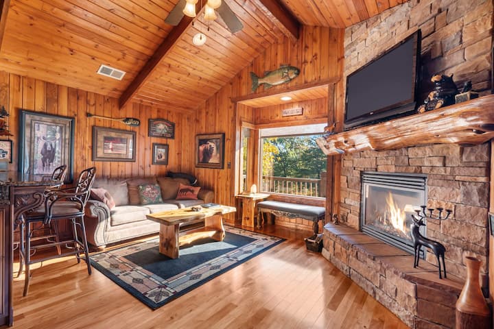 The Cabin at Rock Canyon + Free Tickets + Hot Tub!