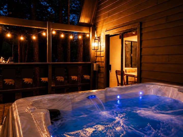 Pet Friendly Cabin • Hot Tub • Fenced Yard