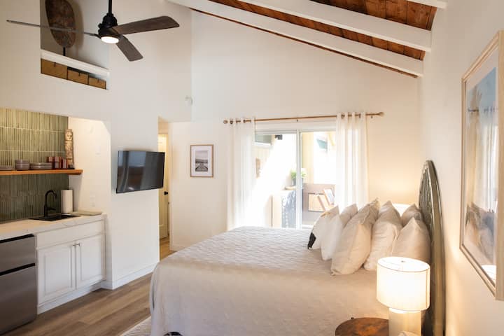 Remodeled Tropical Studio w/ Kitchenette & AC