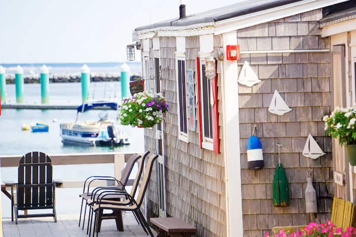 Beachfront Steps to Ferry, Pets, Parking, Downtown
