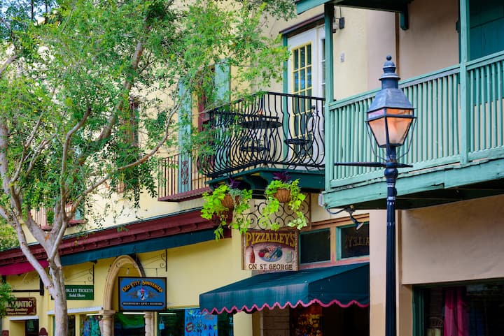 Balcony apt on USA’s oldest Street (St. George St)