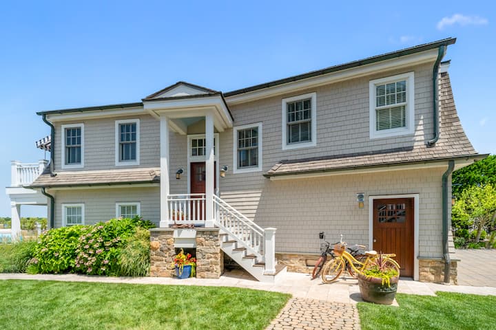 Sunset Lake Waterfront Cottage – Romantic Stay