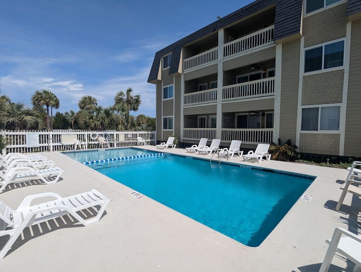 2BD Condo: Short Walk to Beach