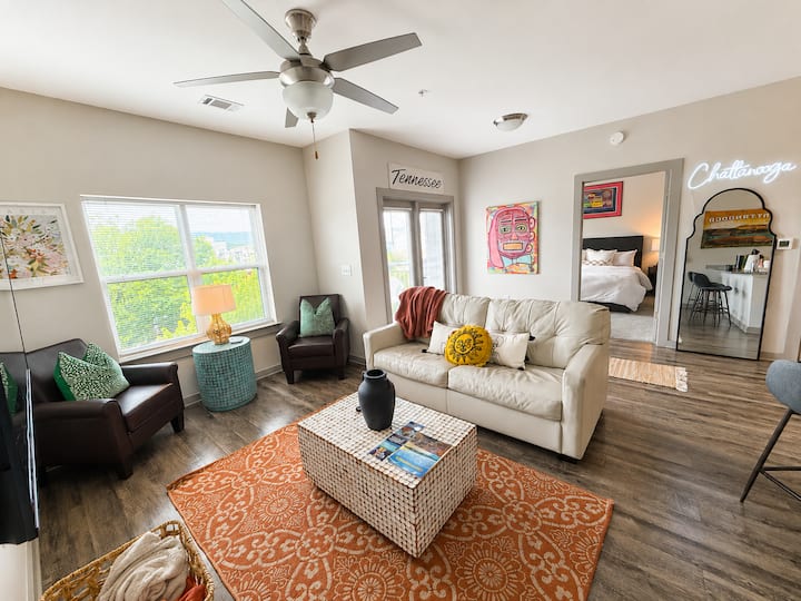 Downtown Chatt Condo walkable w/ balcony & pool