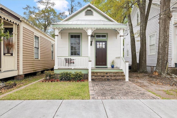 Peaceful cottage in historic district.