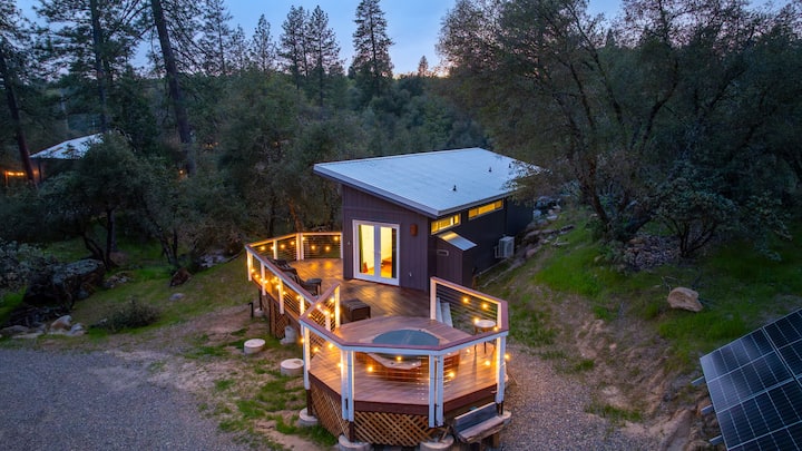 Couples Riverfront Cabin w Hot Tub