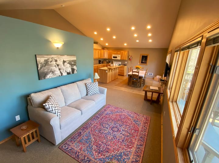 #1 / River Pines Inn - River Suite + Full Kitchen