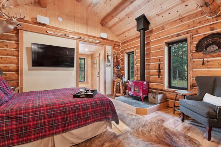 Charming Log Trapper Cabin in Whitefish
