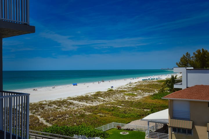 Beautiful Beach View Condo with heated pool