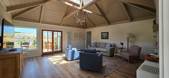 Fawn Hill Cottage- pet friendly, backyard, hot tub