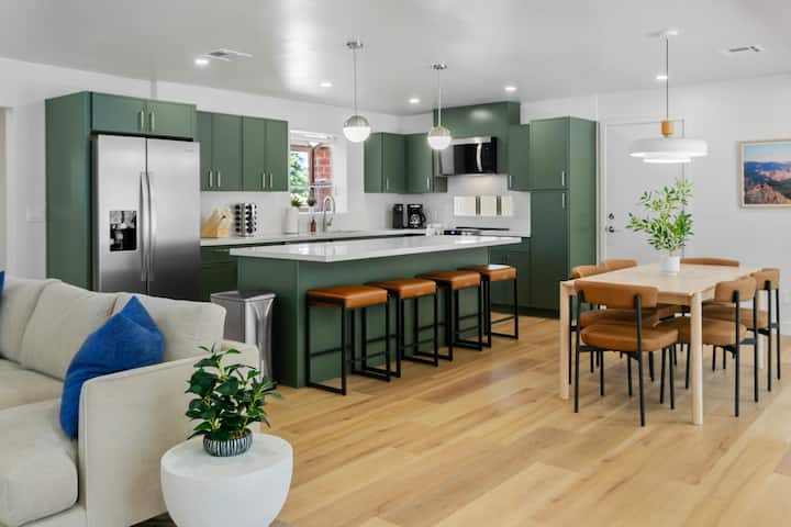 Modern Phoenix Escape w/ Pool + Hot Tub