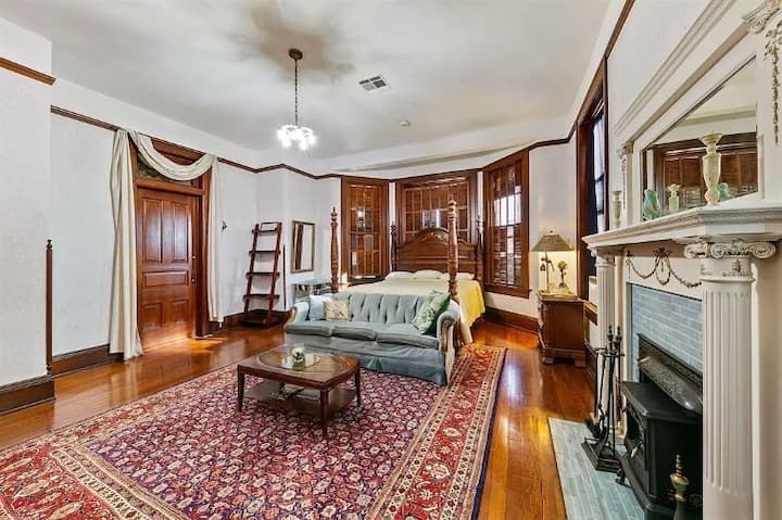 Grand Manor Luxury Mansion- Bird of Paradise Room