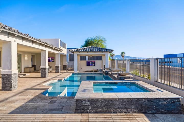 Luxury Cardinal Retreat - Pool, Spa, BBQ, Garage