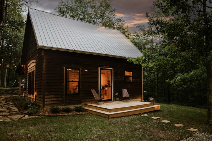 Romantic Cozy Cabin Getaway w/ Firepit & Hot Tub