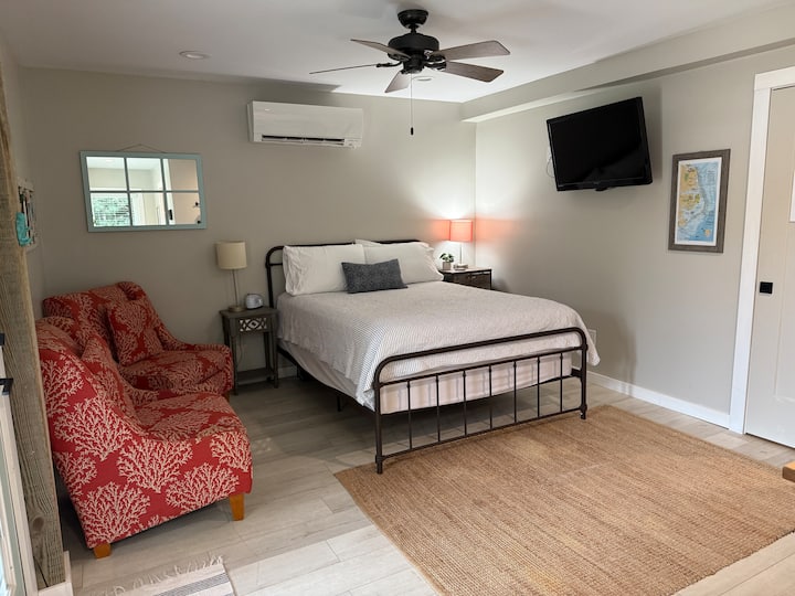 The Sandy Burrow - Cozy guest suite in Nags Head!