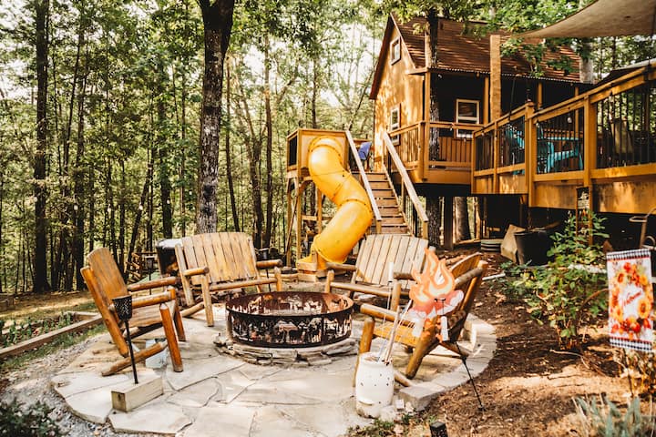 Firefly Bungalow. Cozy treehouse guesthouse.