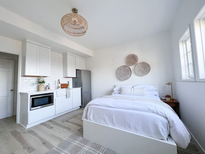 Modern Private Suite • Ocean View