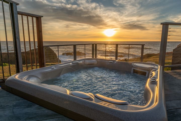 Spectacular Oceanfront Studio with Hot Tub & Loft
