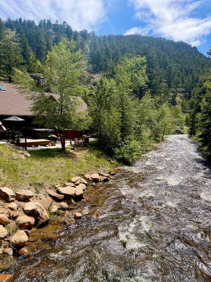 River Front! New Remodel - Hot Tub! 3 min to RMNP