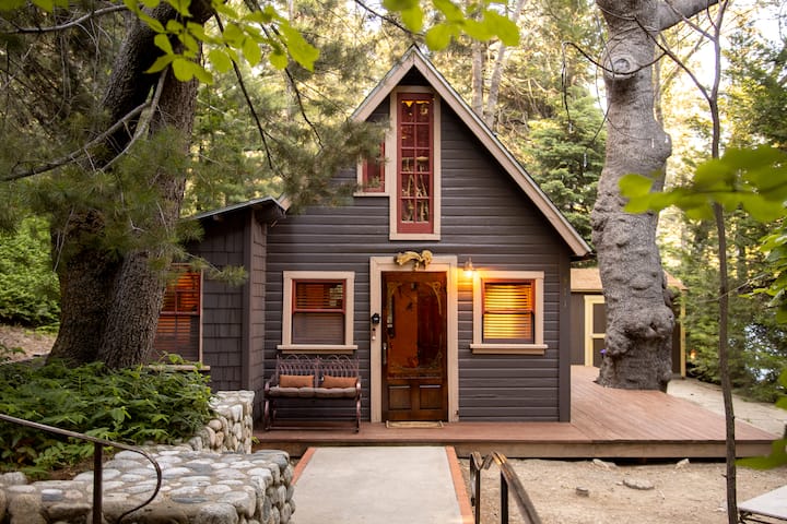 Storybook Nook-Romantic, Secluded, Pets OK!