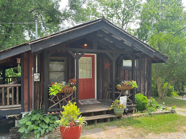 Windcrest Loft- charming retreat near the river.