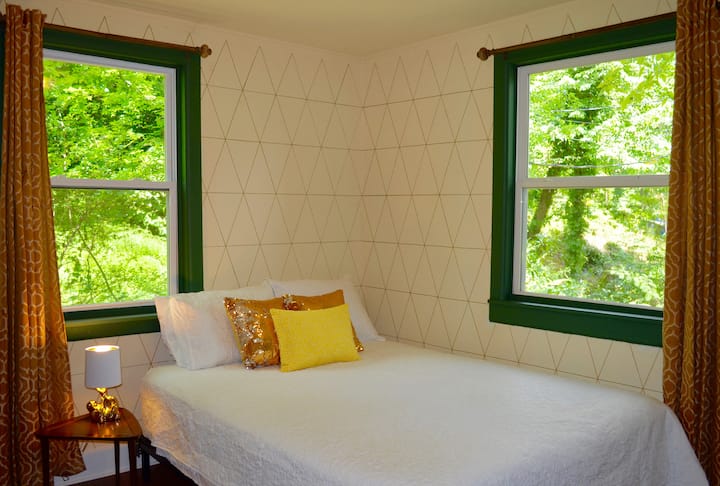 Charming, Peaceful Apartment Close to Downtown
