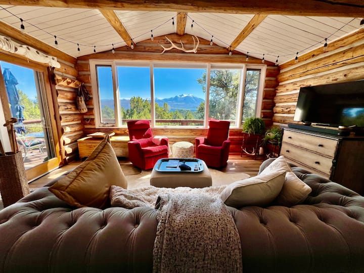 Mountain View Cabin w/ Private Hot Tub