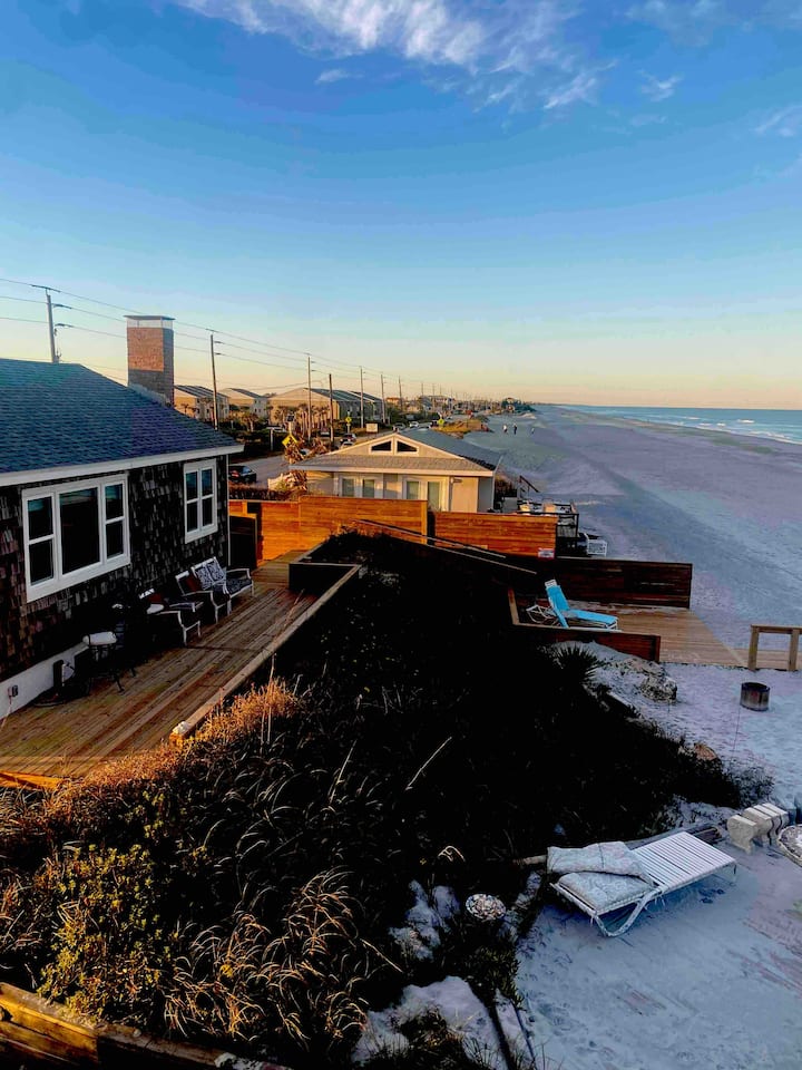 Oceanfront Rustic Cottage by the Sea