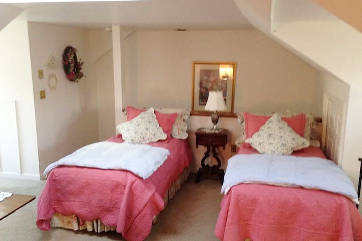 Rooms at Garden House next to USNA & Harbor