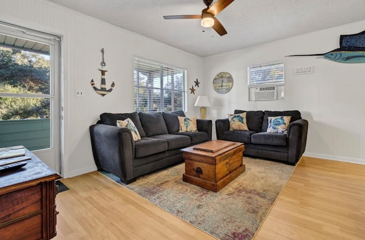 2nd Flr Private Entrance, 300 Yards From The Beach