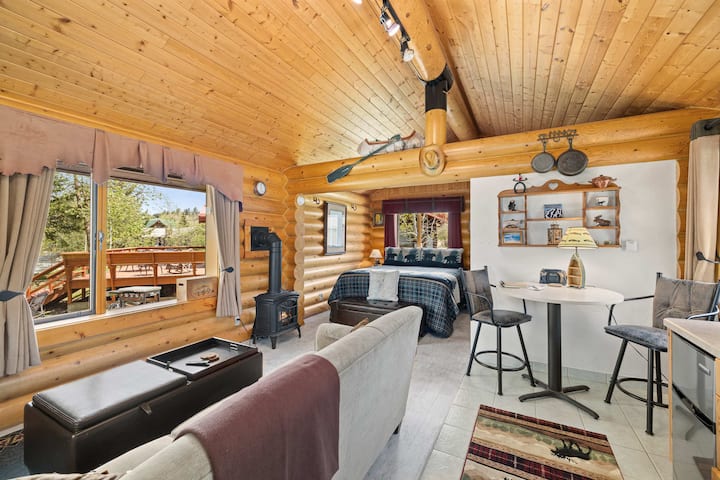 Cozy Dog Friendly Creekside Cabin