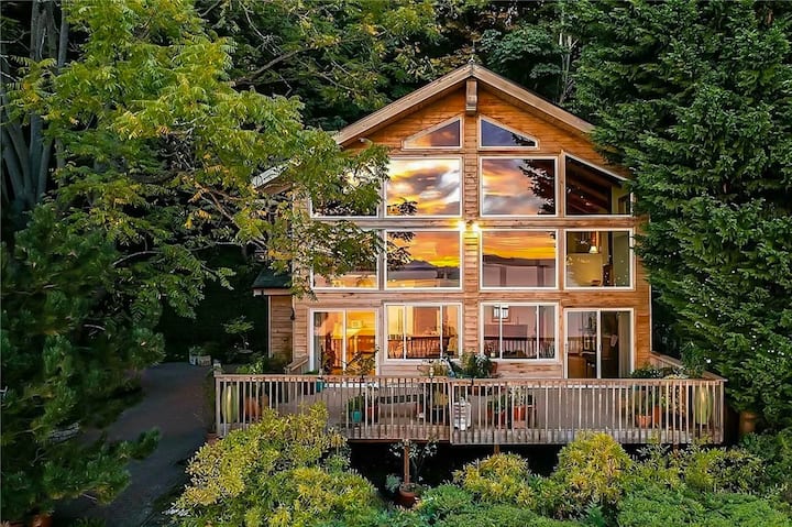 Lovely, open 3BR with water view & scenic deck