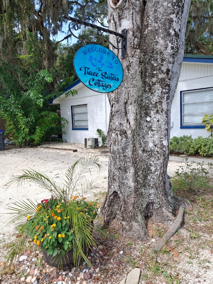 The Three Sisters Manatee, Private 2 Bdrm Apt.
