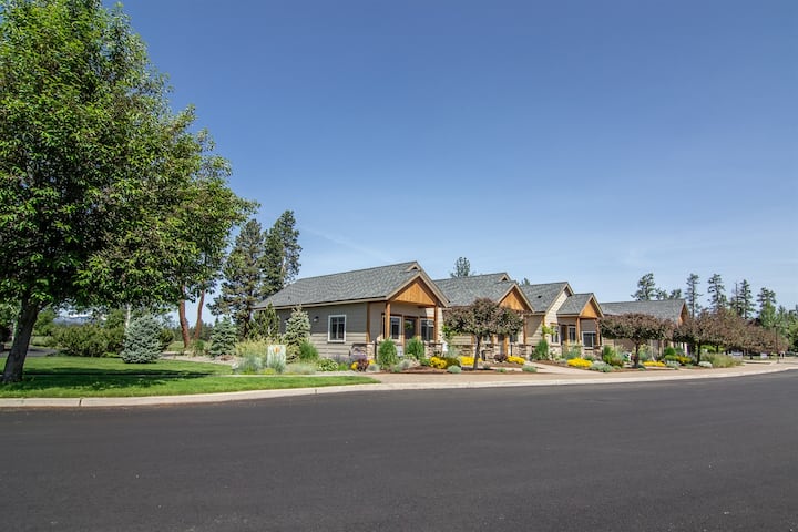 Views! 1Blk to Town, Clean+Charming,pets ok-Middle