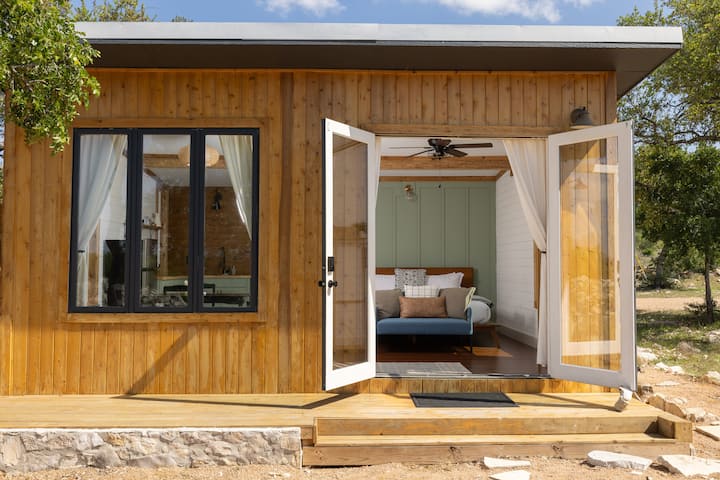Cedar Haus - king bed and soaking tub