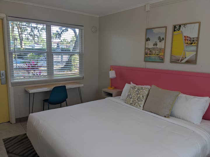Standard Single King Room at Queens Court Inn