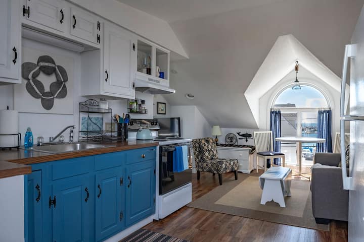 Cozy 3rd Floor Apartment with a View