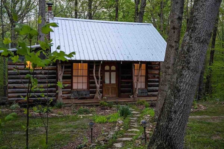 Cozy Nashville Cabin in Woods w/ Spa