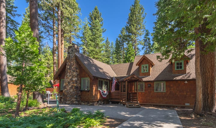 Dancing Cubs Cabin!  Hot Tub, Walk to Beach!