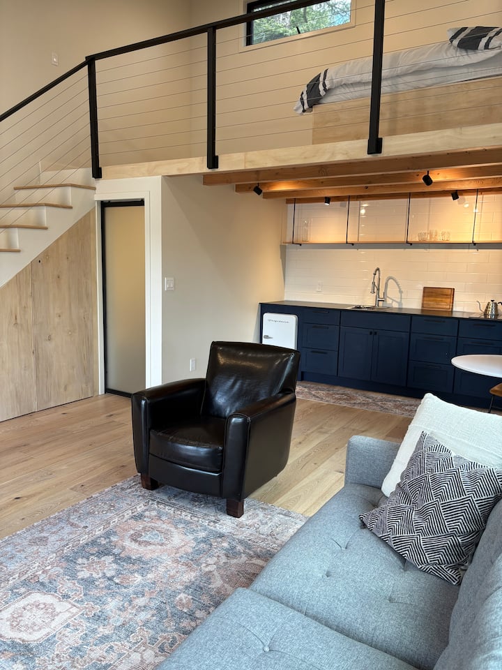 Mountain Lakeside Guest Suite